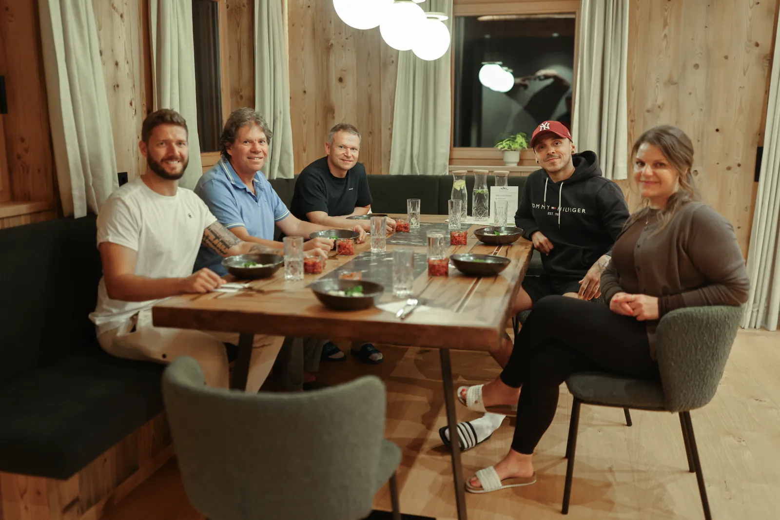 Gemeinsames Abendessen der Gruppe