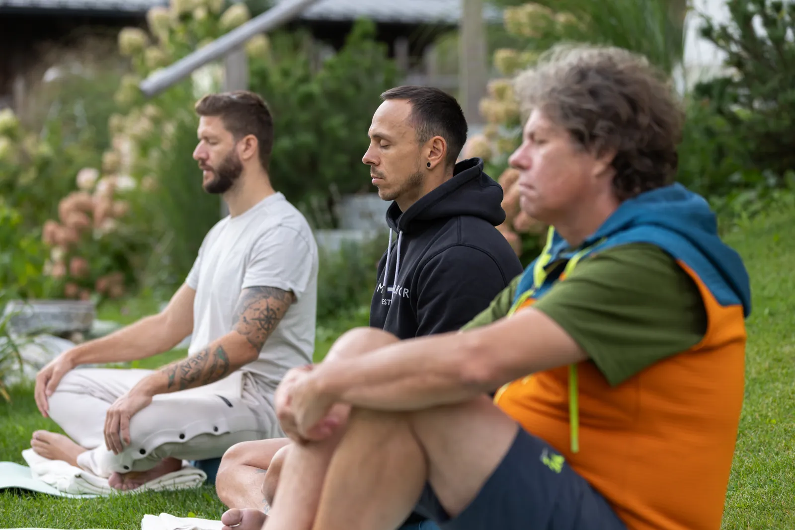 Meditation in der Gruppe im Garten