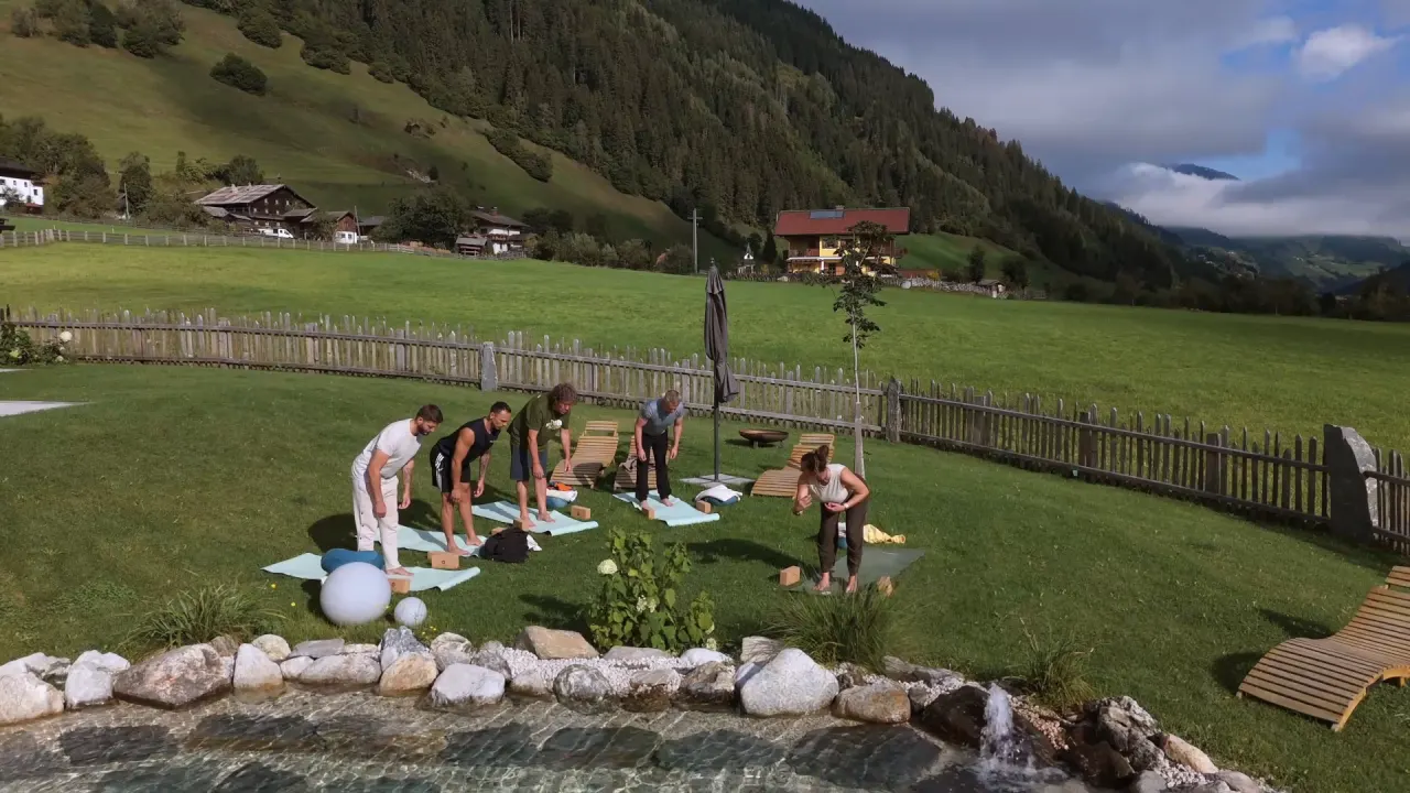 Yoga im Garten des Naturhof Eibl, Standbild aus dem Retreat-Film