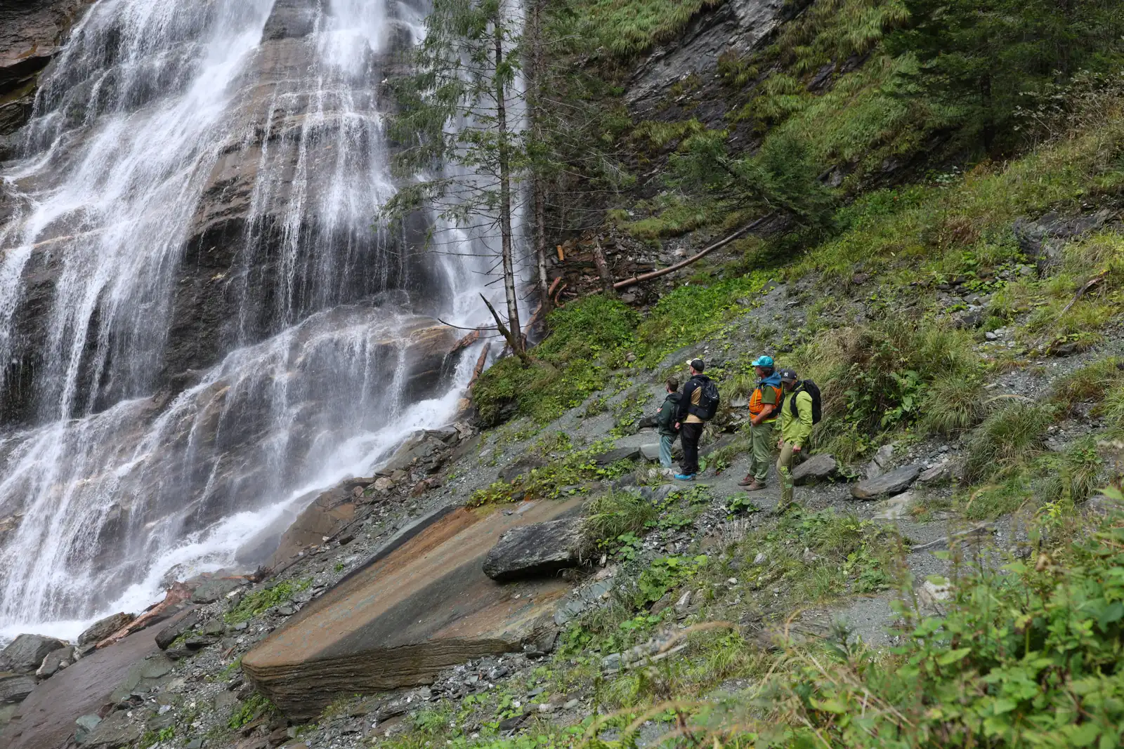 Gruppe beim Wandern am Wasserfall