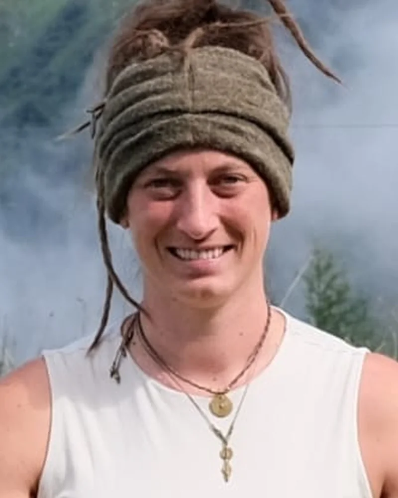 Theresa Hettegger beim Yoga in den Bergen